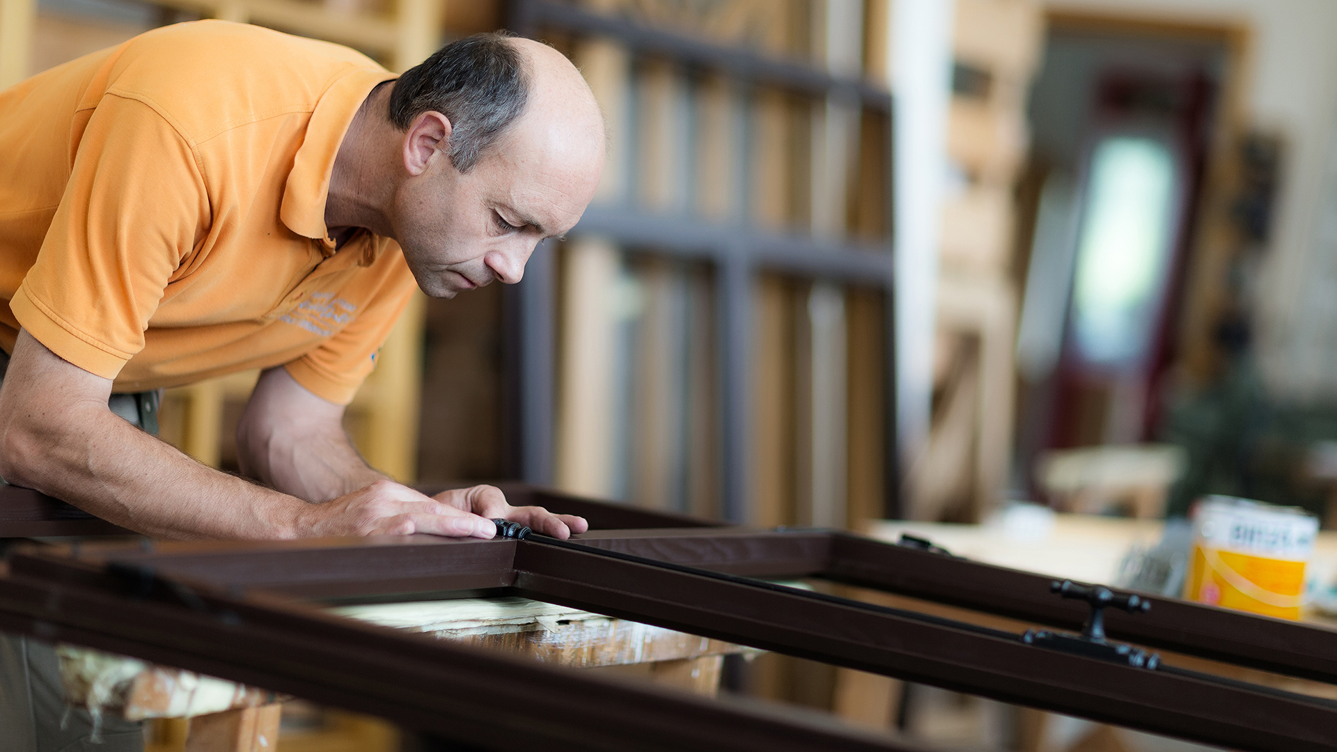 wartungsfrei, pflegeleicht, präsentieren, Jahrzehnten, schönsten, Seite, Anschaffung, Leben, Bautiefe, Stege, Stahl, sorgen, gute, Statik, besondere, Anforderung, Profilsystem, Favorit, sechs, Kammern, U-Wert, Uf = 1,4 W/m2K, Variante, bilden, ideal, Verbindung, Wärmedämmung, Stabilität, Bautiefe, Millimeter, ermöglicht, Anordnung, Verarbeitung, groß, dimensioniert, Aussteifungsstähle, einwandfrei, Gebrauchstauglichkeit, Fenster, Jahre, Designvariante, flächenversetzt, Profilkombination, halbflächenversetzt, Flügel, abgerundet, äußeren, Außen, Überschlag, rund, Design-Glasleiste, Designansprüche, Design, Anspruch, konzipiert, Ausführung,  schmal, mittel, breit, Balkonflügel, Bauhöhe, Sechskammer-Varianten, wahlweise, Vierkammer, Sechskammer, kombiniert, Holzfenster, speziell, Verfahren, Schreinerhandwerk, gefertigt, produziert, Falzluft, sämtlich, Schliessteile, flächenbündig, eingelassen, Dichtungsebene, optimal, Dichtheit, Großteil, Produktion, derzeitig, Trend, Lärche, Holzarten, Fichte, Eiche, Merantie, verwendet, Gestaltung