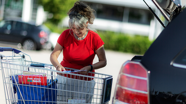 Zeitung, Heimzeitung, Magazin, Regional, Verein, Firma, Kostenlos, Nulltarif, Werbepartner, Druck, Druckerei, Printmedien, Druckvorstufe, Druckvorlagenerstellung, Prepress, drucken, Kleinauflage, Vereinshefte, Farbe, Schwarzweiß, Toppreis, Versand, Rechnung, ab 1 Stück, Probedruck, gratis, Poster, Gestalten, einzigartig, Hochzeit, Geburtstag, Jubiliäum, Drag, Drop, Erledigt, Konvertieren, PDF, schön, Umblättererlebnis, Gerät, aufrufen, Eigene, Vereinszeitung, erstellen, Online-Software, Canva, InDesign, Vorlagen, Feste, suchen, fertig, Vorkenntnisse, gering, Zeitaufwand, Kalkulator, gewünscht, Bestellmenge, Seitenzahl, Papiersorte, Generator, Programm, Tool, Veröffentlichung, Stadionheft, Stadionzeitung, spezialisiert, Praktisch, Tipps, Vereinsfunktionäre, Strategie, Planung, Zielsetzung, Zielgruppe, definieren, Musterseiten, spielend, leicht, PowerPoint, Keynote, Gleich, herunterladen, Folgend, typisch, Inhalt, Sportverein, füllen, Turniere, Vereinsjubiläen, Meetings, Fotos, Vergangenheit, individuell, günstig