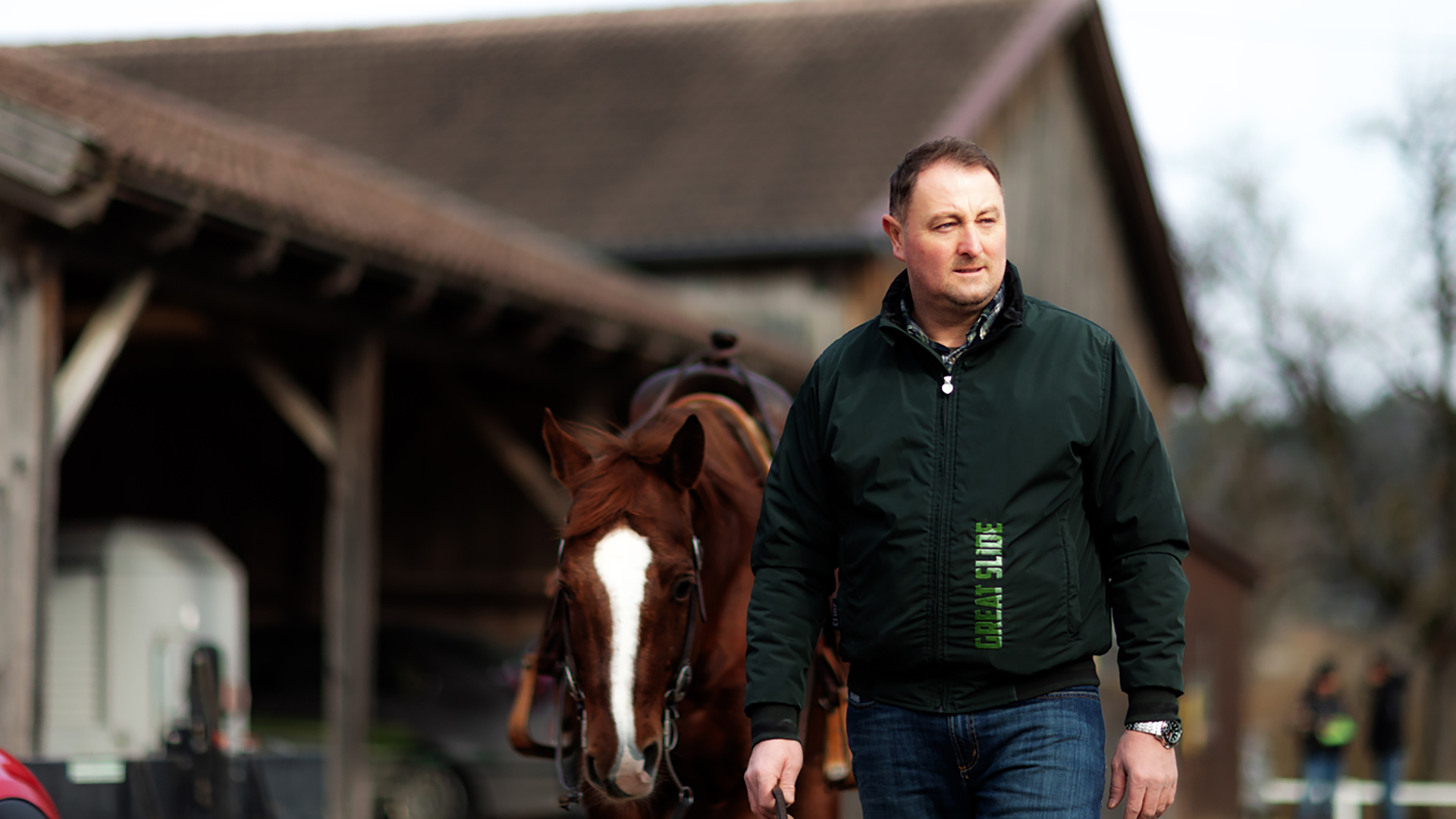 Größenunterschied, deutlich, Hilfegebung, erkennbar, Zügelwirkung, Umstand, Hilfe, Stimme, Speed Control, Mittelpunkt, Arena, Fliegender Galoppwechsel, Pferdegangart, Acht, figure eight, Kreuzungspunkt, unsichtbar, Vorhand, Spin, 360°-Drehung, Gewicht, innere, Hinterbein, Drehachse, mittreten, äußere, Vorderbein, überkreuzen, Stelle, Sliding Stop, markant, stoppt, rutscht, Stillstand, Zügeleinwirkung, Sliden, Sliding-Plates, Hufeisen, glatt, Oberfläche, Rutschen, Roll Back, 180°-Drehung, Stoppbewegung, gesprungen, Hinterhandwendung, Spuren, Back Up, Rückwärtsrichten, rückwärtstreten, Tempo, extrem, Last, Schweif, Training, eingeflochten, Regeln, Westerndisziplin, Ausnahme, Boots, Gamaschen, Anschlagen, Drehbewegung, vermeiden, Turnierstart, Regelwerk, studieren, Scoring, Regelbuch, Übung, auswendig, Abweichung, Form, off pattern, Null-Score, National Reining Horse Association, NRHA, Reiter/Pferd-Paarung, major penaltie, Abzug, bestraft, austritt, bockt, buckelt, Addition, Werte, Endergebnis, Score, kontrollieren, verletzt, Reglement