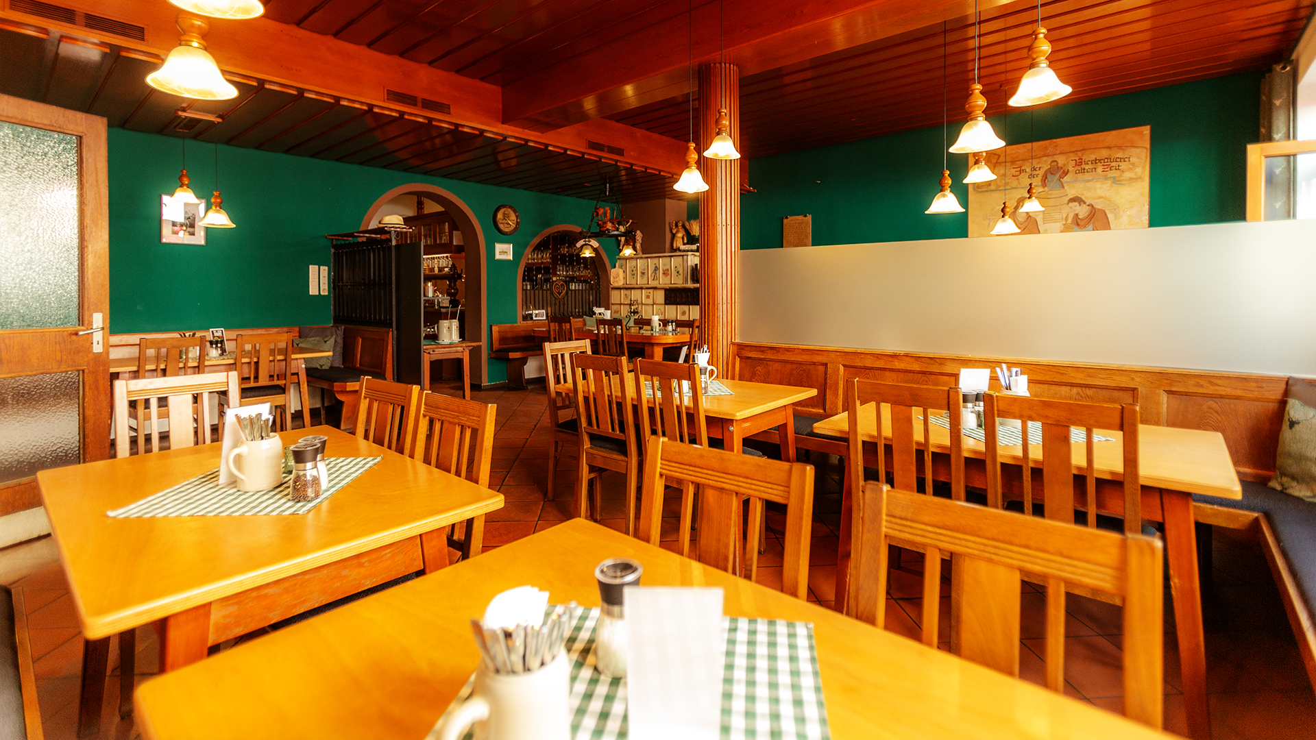 Obazda, Griebenschmalz, gekräuterter Hüttenkäse, Gebäck, Hauptgericht, Krustenbraten vom Strohschwein an Knödelduett und Speckkrautsalat in herzhafter Kümmel-Dunkelbier-Jus, Brotzeit, Imbiss, Brotzeitbrettl mit regionalen Wurstspezialitäten, kaltem Braten, Bergkäse und eingelegten gegrillten Gemüse, Dessert, Karamellisierte Apfelkücherl mit Beerenragout, Speisekarte, miteinander, groß, neu, gestaltet, altehrwürdig, Charme, erhalten, Feste, Feiern, Veranstaltungen, 120 Gästen, Gern, Anfrage, Zeit, neues, bieten, Catering, Kochkurs, Küchenchef, Backkurs, Patissier, Fan-Shop, Lieferservice, Schmankerl-Express, Übernachtung im Privatboot auf der Donau, buchen, Facebook, Social Media, Nacht, Durchreise, Radlkeller, perfekt, ausgestattet, Personal, hilft, tatkräftig, Räder, einparken, Sehr, sauber, Unterkunft, bayrisches Bier, immer, gut, April, Toplage, sehr, regional, komfortabel, rundum, wohlgefühlen, Viel, Dank, schön, Aufenthalt, Wirtsfamilie, fair, Preis, Familie, Kinder, persönlich, kümmern, willkommen, Terrassencafé