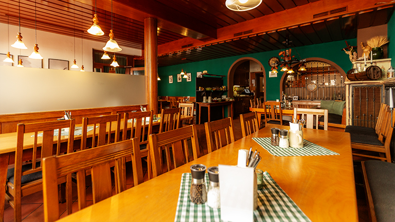 Bike, eBike, E-Bike, Familie, Begrüßung, Herzlich, Traditionsgasthof, Stadtplatz, servieren, Brauerei, Bräustüberl, traditionell, Bayerische Küche, Gäste, frühstücken, Frühstück, Festsaal, Hochzeiten, Geburtstage, Versammlungen, passenden, Rahmen, gemütlich, Biergartenterrasse, Terrasse, besten, Blick, bunte, Treiben, typisch, bayerische, Schmankerl, freundlich, Lächeln, natürlich, frisch, gezapft, Wolferstetter, Zimmer, Urig, renoviert, Gastzimmer, kombinieren, rustikal, Ambiente, modern, Komfort, schlafen, einfach, gut, Morgen, Akku, laden, Frühstücksbuffet, kosten, Fahrrad, Fahradgarage, Bikegarage, Radlkeller, Fahrradstellplatz, Werkstatt, Fahrradwerkstatt, Radlreparatur, Radreparatur, Werkstatt, Vorgeschmack, Übernachtungsgäste, täglich, Vorspeise, Bayerisches Gedeck, Obazda, Griebenschmalz, gekräuterter Hüttenkäse, Gebäck, Hauptgericht, Krustenbraten vom Strohschwein an Knödelduett und Speckkrautsalat in herzhafter Kümmel-Dunkelbier-Jus, Brotzeit, Imbiss, Brotzeitbrettl mit regionalen Wurstspezialitäten, kaltem Braten