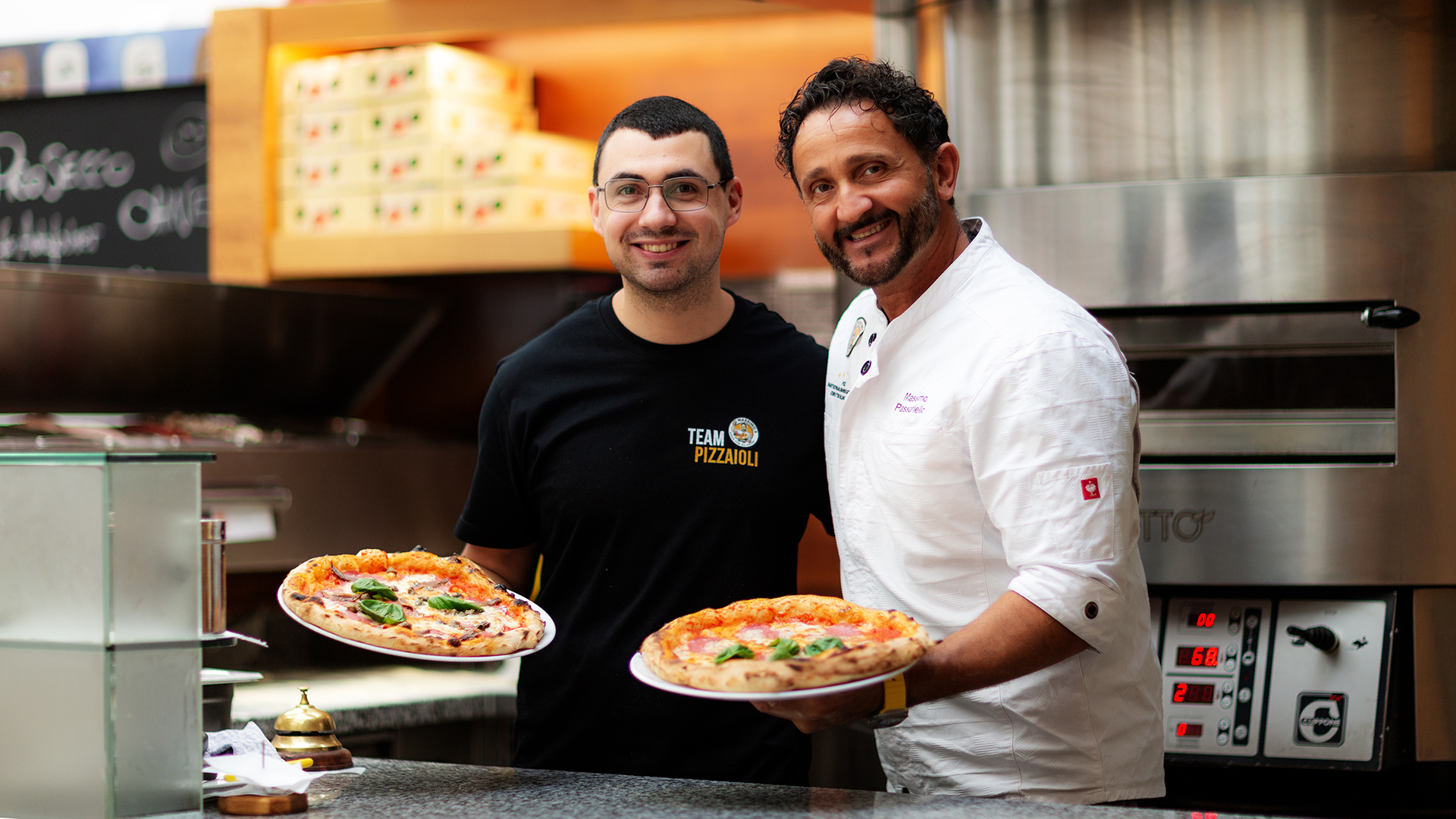 richtig, belegen, streichen, zuerst, Tomatensauce, gleichmäßig, Teig, gefolgt, Mozzarella, Zutaten, bindet, austrocknen, verbrennen, verteilen, Belag, Gemüse, Fleisch, Fisch, streuen, Schluss, eventuell, frisch, Kräuter, Basilikum, überladen, lange, belegen, knusprig, Vorgeschmack, Übernachtungsgäste, täglich, Vorspeise, Bayerisches Gedeck, Obazda, Griebenschmalz, gekräuterter Hüttenkäse, Gebäck, Hauptgericht, Krustenbraten vom Strohschwein an Knödelduett und Speckkrautsalat in herzhafter Kümmel-Dunkelbier-Jus, Brotzeit, Imbiss, Brotzeitbrettl mit regionalen Wurstspezialitäten, kaltem Braten, Bergkäse und eingelegten gegrillten Gemüse, Dessert, Karamellisierte Apfelkücherl mit Beerenragout, Speisekarte, miteinander, groß, neu, gestaltet, altehrwürdig, Charme, erhalten, Feste, Feiern, Veranstaltungen, 120 Gästen, Gern, Anfrage, Zeit, neues, bieten, Catering, Kochkurs, Küchenchef, Backkurs, Patissier, Fan-Shop, Lieferservice, Schmankerl-Express, Übernachtung im Privatboot auf der Donau, buchen, Facebook, Social Media, Nacht, Durchreise